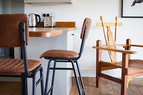 Host Stay Number One Piglets