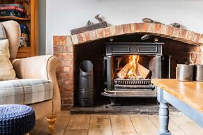 Host Stay Riverside Cottage