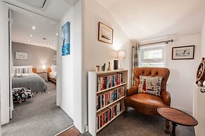 Host Stay Riverside Cottage