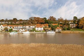 Host Stay Riverside Cottage