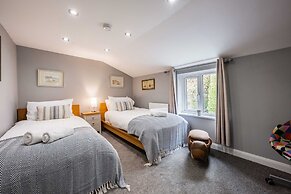 Host Stay Riverside Cottage