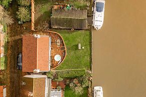 Host Stay Riverside Cottage