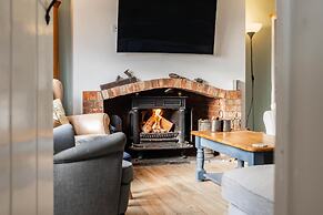 Host Stay Riverside Cottage