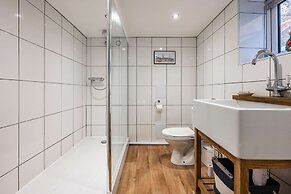 Host Stay Riverside Cottage