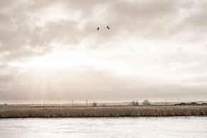 Host Stay Riverside Cottage