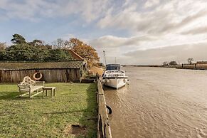 Host Stay Riverside Cottage