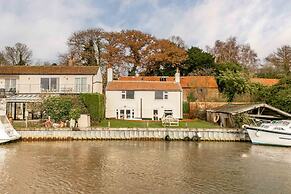 Host Stay Riverside Cottage