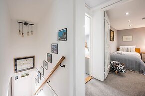 Host Stay Riverside Cottage