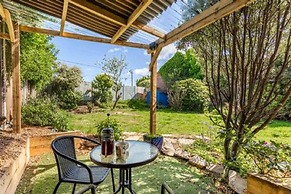 Host Stay Honeysuckle Cottage