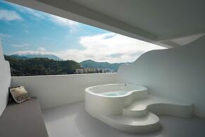Miyue Shenzhen Blue and White Holy Island Cliff Pool Hotel