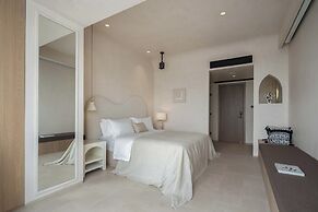 Miyue Shenzhen Blue and White Holy Island Cliff Pool Hotel