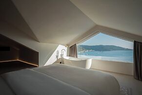 Miyue Shenzhen Blue and White Holy Island Cliff Pool Hotel