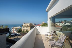 Miyue Shenzhen Blue and White Holy Island Cliff Pool Hotel