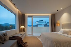 Miyue Shenzhen Blue and White Holy Island Cliff Pool Hotel