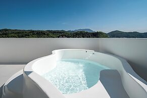 Miyue Shenzhen Blue and White Holy Island Cliff Pool Hotel