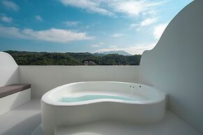 Miyue Shenzhen Blue and White Holy Island Cliff Pool Hotel