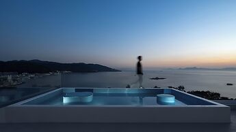 Miyue Shenzhen Blue and White Holy Island Cliff Pool Hotel