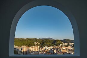 Miyue Shenzhen Blue and White Holy Island Cliff Pool Hotel