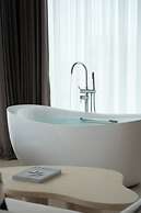 Miyue Shenzhen Blue and White Holy Island Cliff Pool Hotel