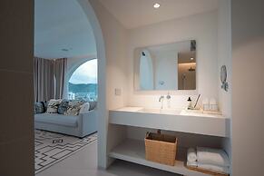Miyue Shenzhen Blue and White Holy Island Cliff Pool Hotel