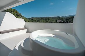Miyue Shenzhen Blue and White Holy Island Cliff Pool Hotel