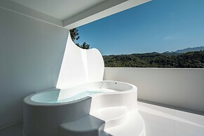 Miyue Shenzhen Blue and White Holy Island Cliff Pool Hotel