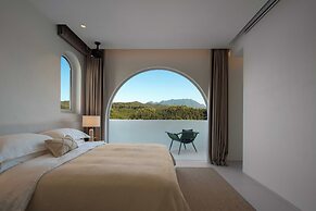 Miyue Shenzhen Blue and White Holy Island Cliff Pool Hotel
