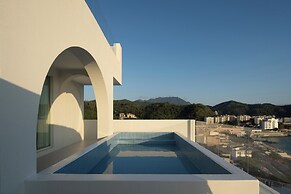 Miyue Shenzhen Blue and White Holy Island Cliff Pool Hotel