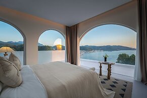 Miyue Shenzhen Blue and White Holy Island Cliff Pool Hotel