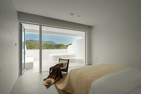Miyue Shenzhen Blue and White Holy Island Cliff Pool Hotel