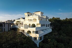 Miyue Shenzhen Blue and White Holy Island Cliff Pool Hotel