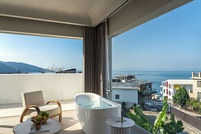 Miyue Shenzhen Blue and White Holy Island Cliff Pool Hotel