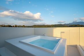 Miyue Shenzhen Blue and White Holy Island Cliff Pool Hotel