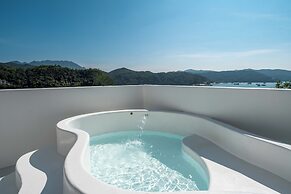 Miyue Shenzhen Blue and White Holy Island Cliff Pool Hotel