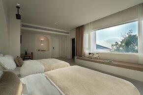 Miyue Shenzhen Blue and White Holy Island Cliff Pool Hotel