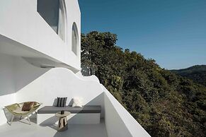 Miyue Shenzhen Blue and White Holy Island Cliff Pool Hotel