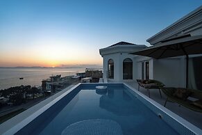 Miyue Shenzhen Blue and White Holy Island Cliff Pool Hotel