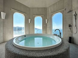 Miyue Shenzhen Blue and White Holy Island Cliff Pool Hotel