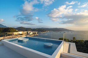 Miyue Shenzhen Blue and White Holy Island Cliff Pool Hotel