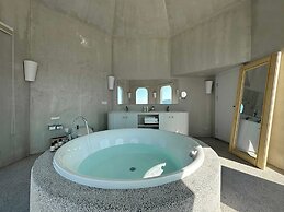 Miyue Shenzhen Blue and White Holy Island Cliff Pool Hotel