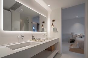Miyue Shenzhen Blue and White Holy Island Cliff Pool Hotel