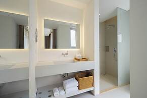 Miyue Shenzhen Blue and White Holy Island Cliff Pool Hotel
