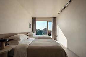 Miyue Shenzhen Blue and White Holy Island Cliff Pool Hotel