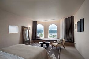 Miyue Shenzhen Blue and White Holy Island Cliff Pool Hotel