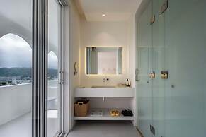 Miyue Shenzhen Blue and White Holy Island Cliff Pool Hotel