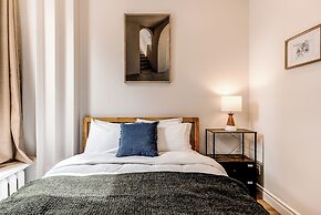 Historic Two Bedroom Facing Parliament