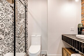 Historic Two Bedroom Facing Parliament