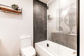 Historic Two Bedroom Facing Parliament