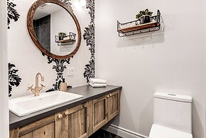 Historic Two Bedroom Facing Parliament