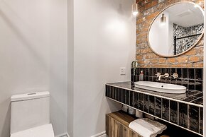 Historic Two Bedroom Facing Parliament